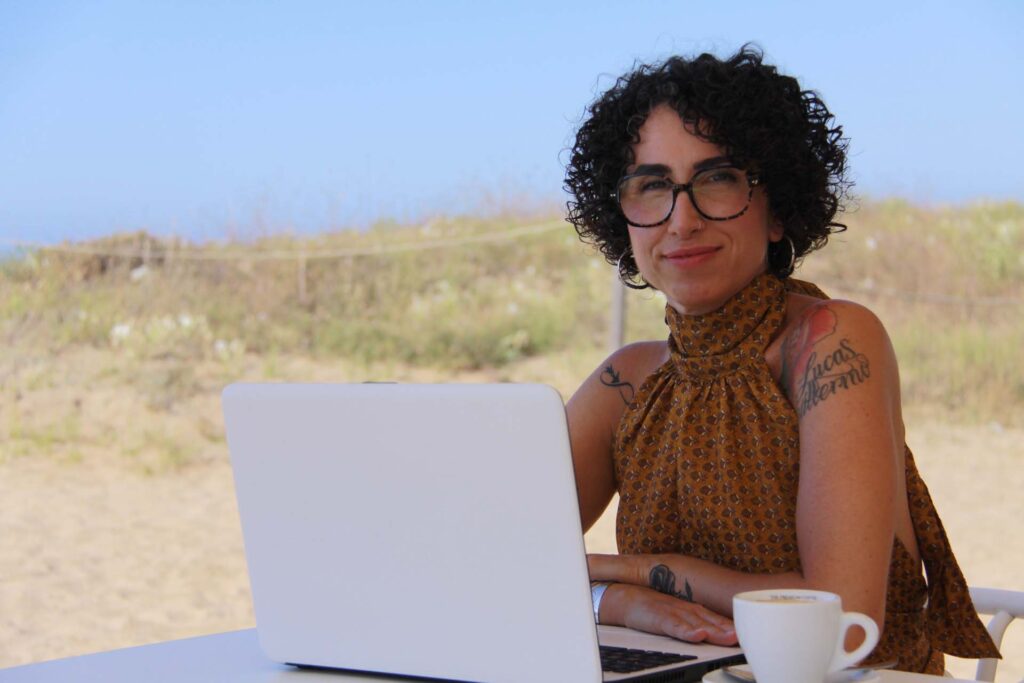 Noelia trabajando junto al mar